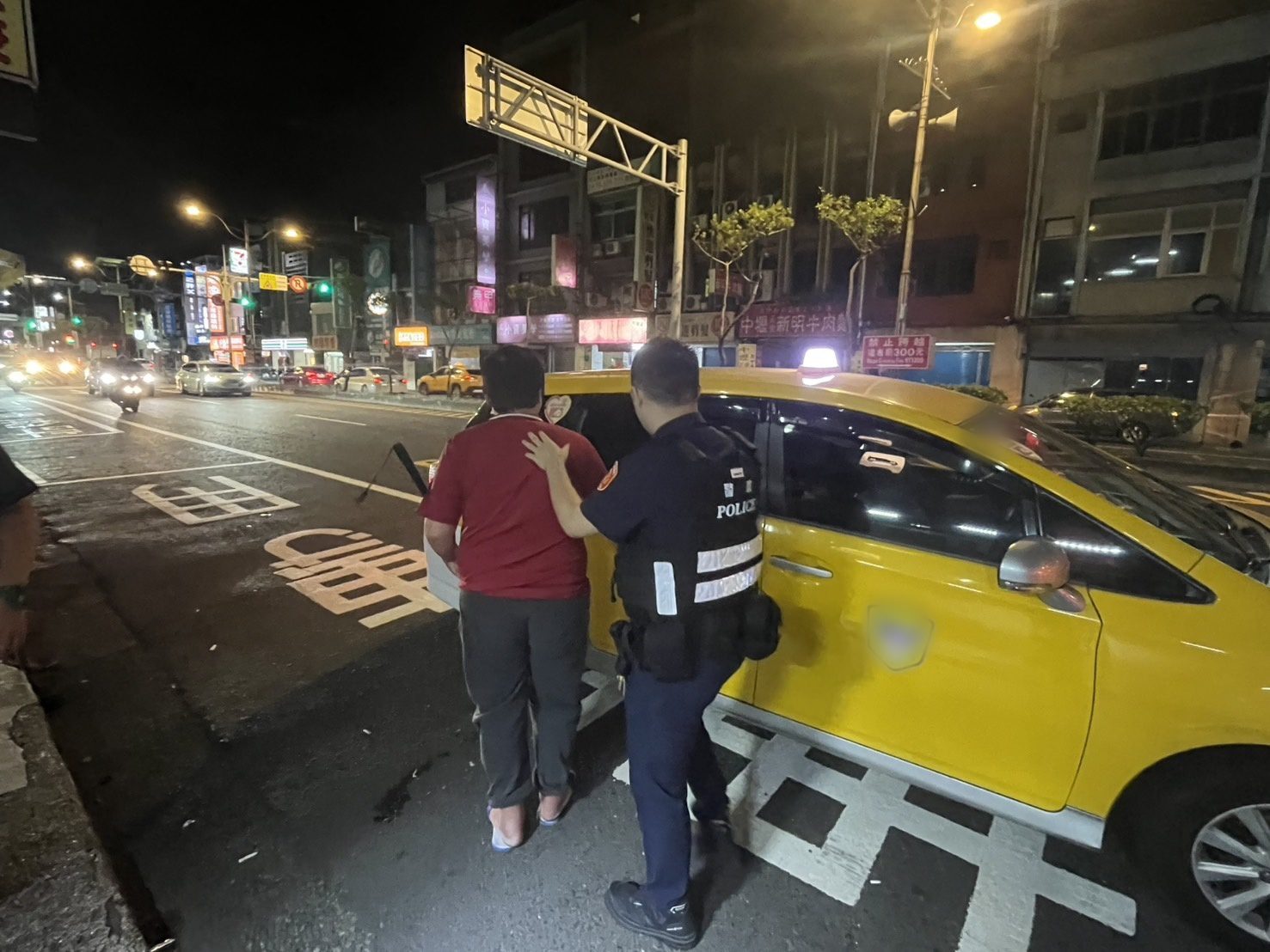 視障男誤闖車道險象環生 壢警伸援化解驚魂 視障男誤闖車道險象環生 壢警伸援化解驚魂