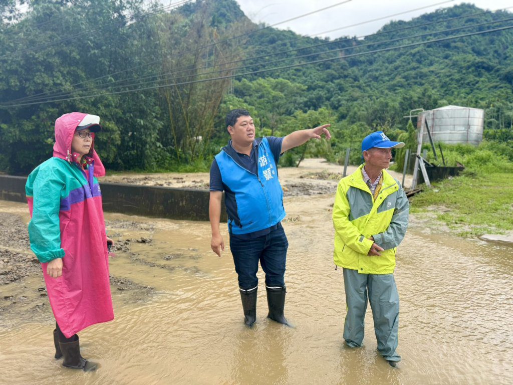 竹山暴雨釀災!集集外環道中斷 游顥立委率隊勘災盼中央地方加速搶修 竹山暴雨釀災!集集外環道中斷 游顥立委率隊勘災盼中央地方加速搶修