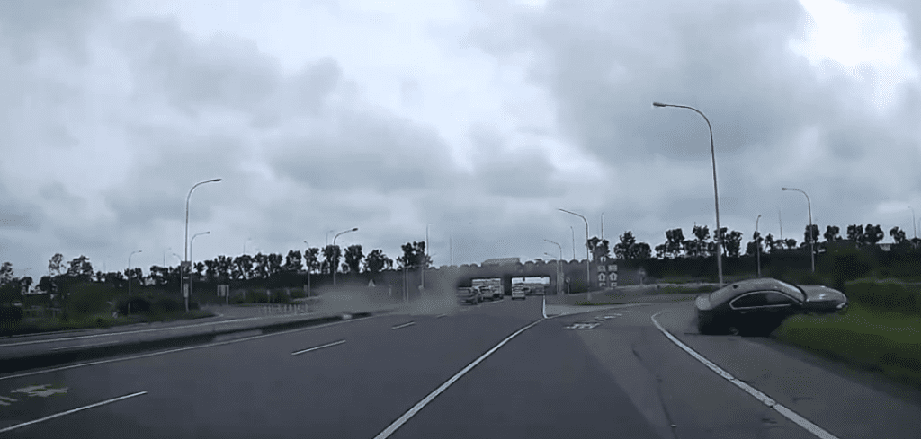 驚險畫面曝光！自小客車國道拒檢逃逸　下匝道衝對向車道掉落水塘駕駛棄車落跑