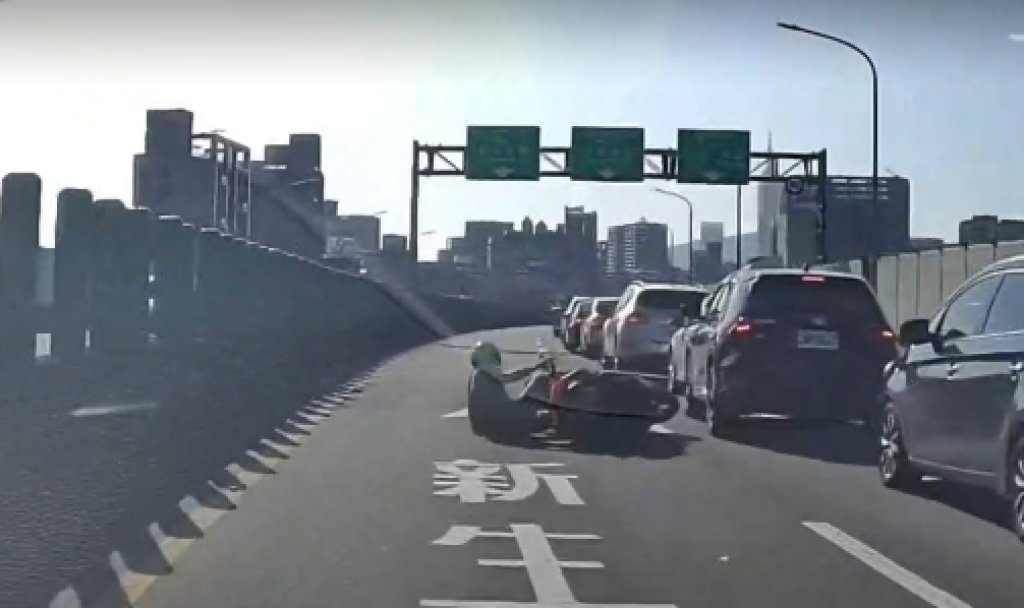 市民高架驚魂！男騎士撞排隊轎車倒地　目擊駕駛：差點釀大禍