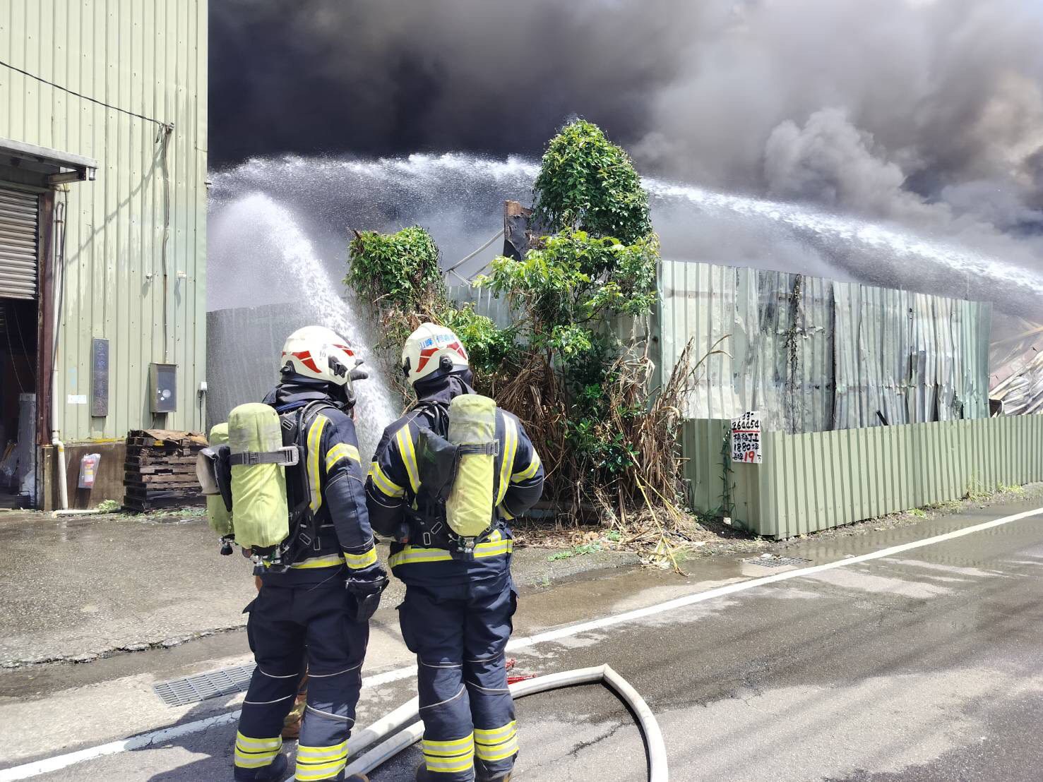 黑煙竄天!平鎮資收場遭惡火吞噬 桃消持續搶救中 黑煙竄天!平鎮資收場遭惡火吞噬 桃消持續搶救中