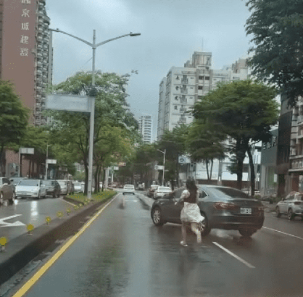 小客車未拉手煞車滑行撞車！ 　肇事女駕駛開車門駕駛座沒人民眾嚇呆
