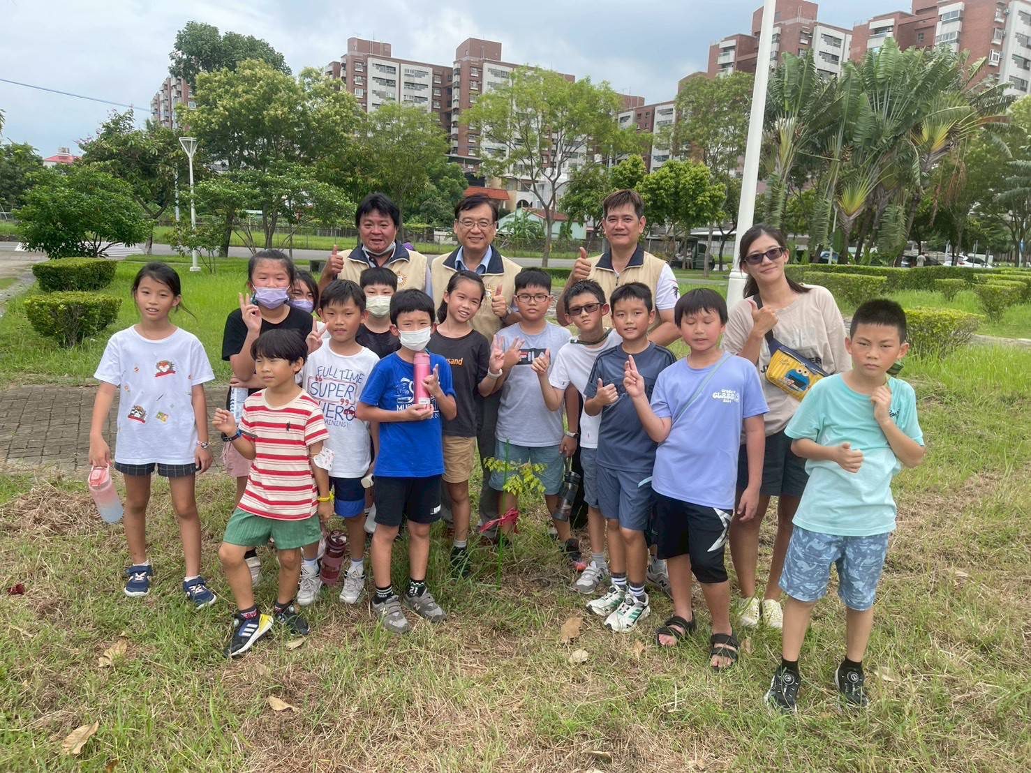 高雄市榮服處打造綠意新環境　勵志新城旁植樹展現社區關懷