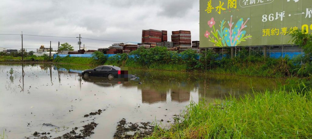 BMW掛假牌國道拒檢！交流道暴衝「進水塘」　駕駛棄車落跑