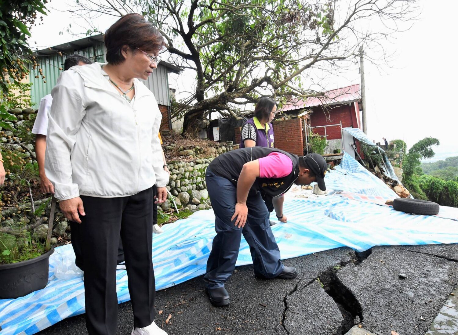 王惠美前往芬園勘災　豪雨侵襲道路邊坡崩塌、路基掏空及護岸潰堤