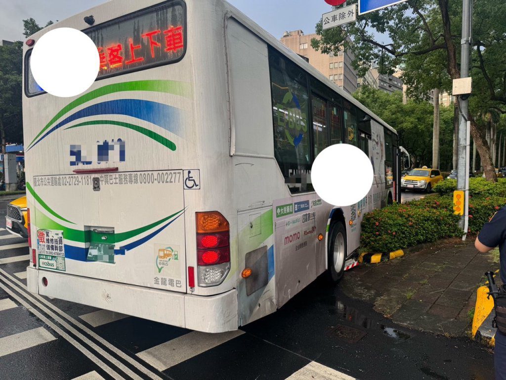 台北公車肇事！ 　撞分隔島卡住車身下緣受損
