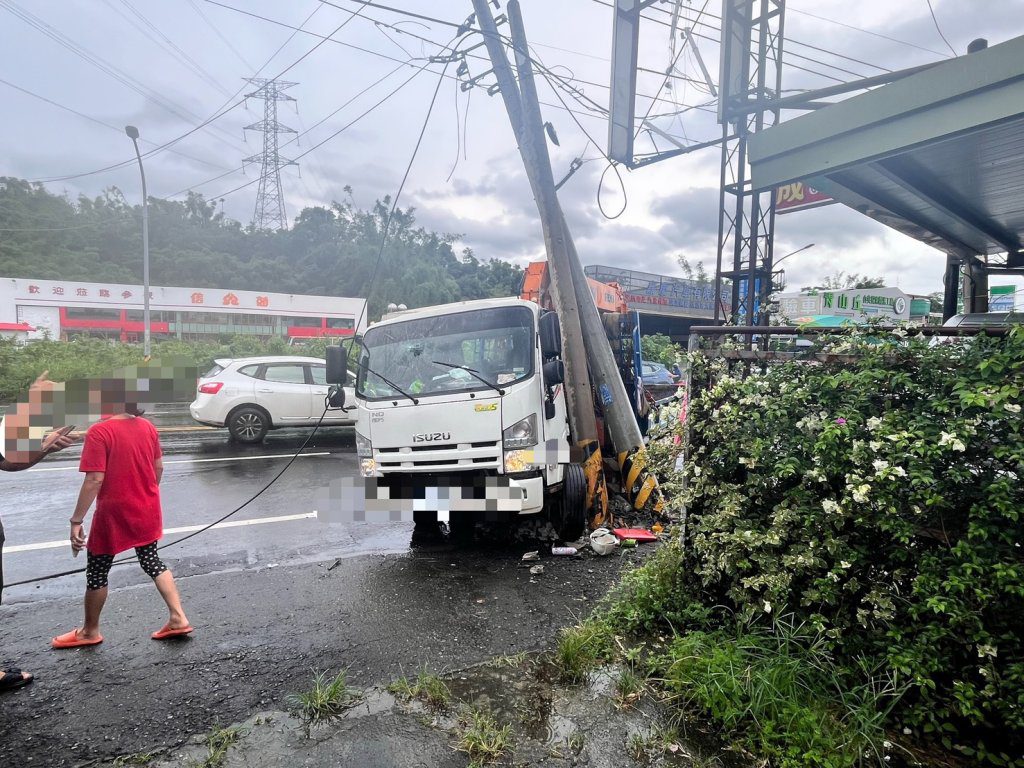 天雨路滑釀禍！　嘉義大貨車自撞電線桿駕駛骨折