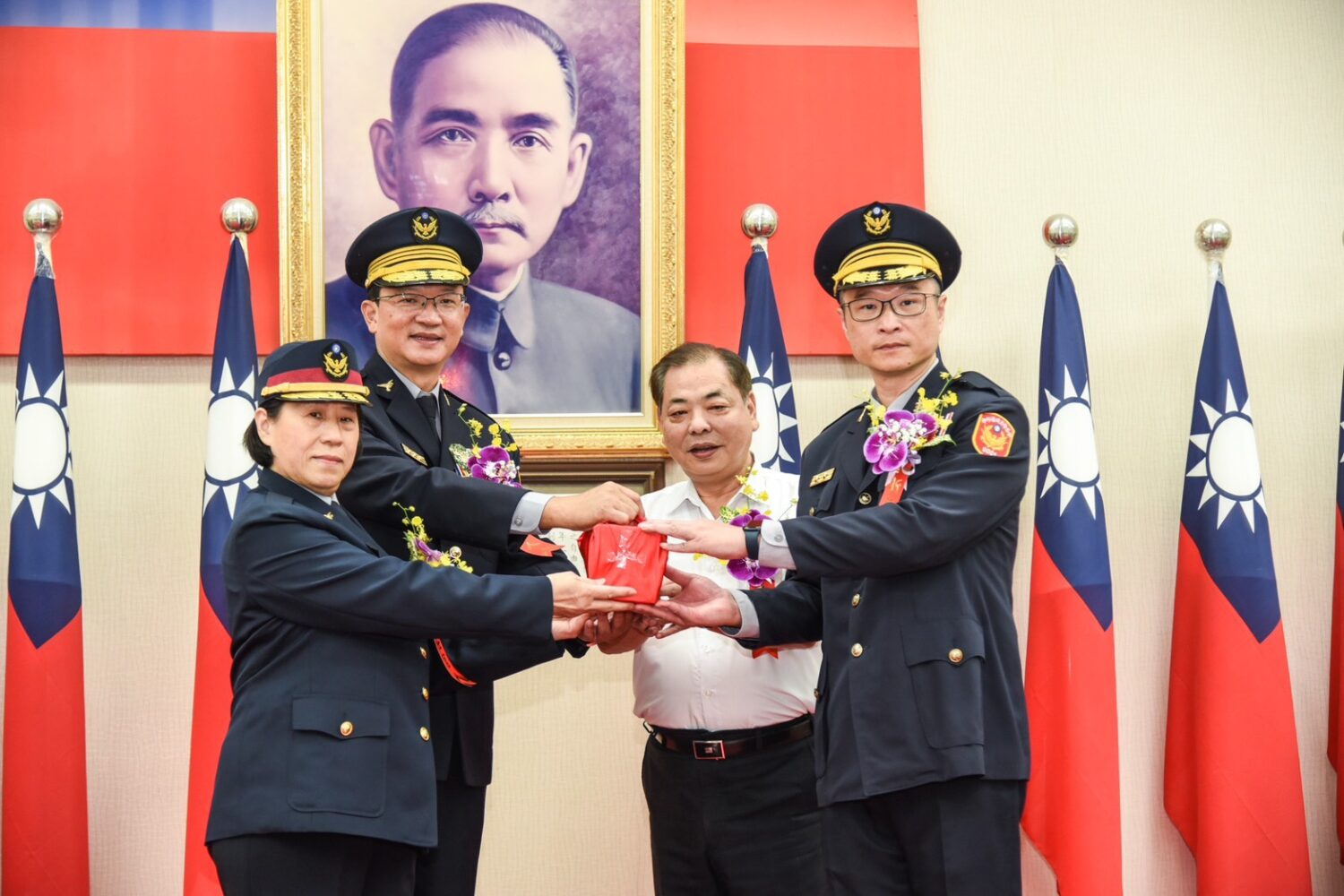 竹縣警局卸、新任局長交接 林建隆宣誓就職 竹縣警局卸、新任局長交接 林建隆宣誓就職