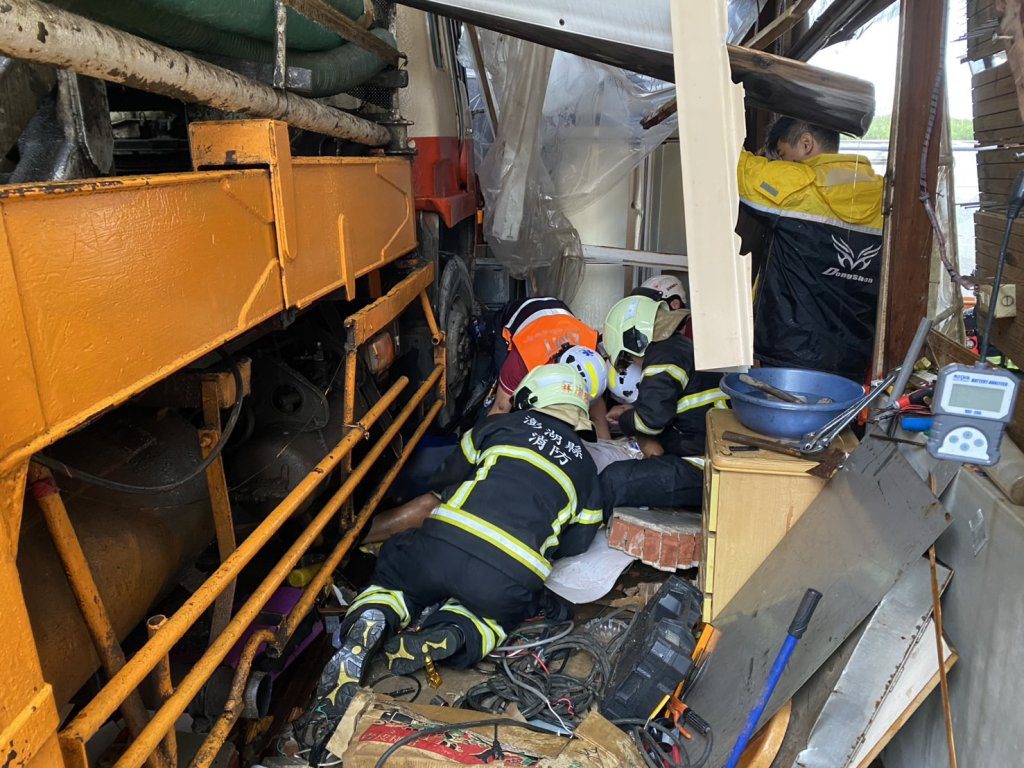 澎湖重大工安意外！混凝土泵浦車煞車失靈滑行輾壓父子　父死子重傷