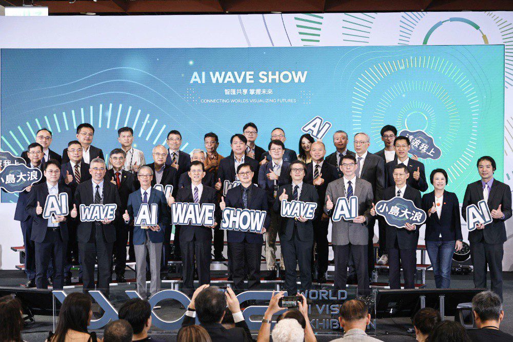 喝AI珍奶、跟機器狗互動！全台最大AI展AI WAVE SHOW開幕