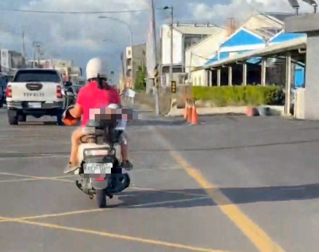 嚇壞網友！母騎車載睡癱女童畫面曝光 警方說話了