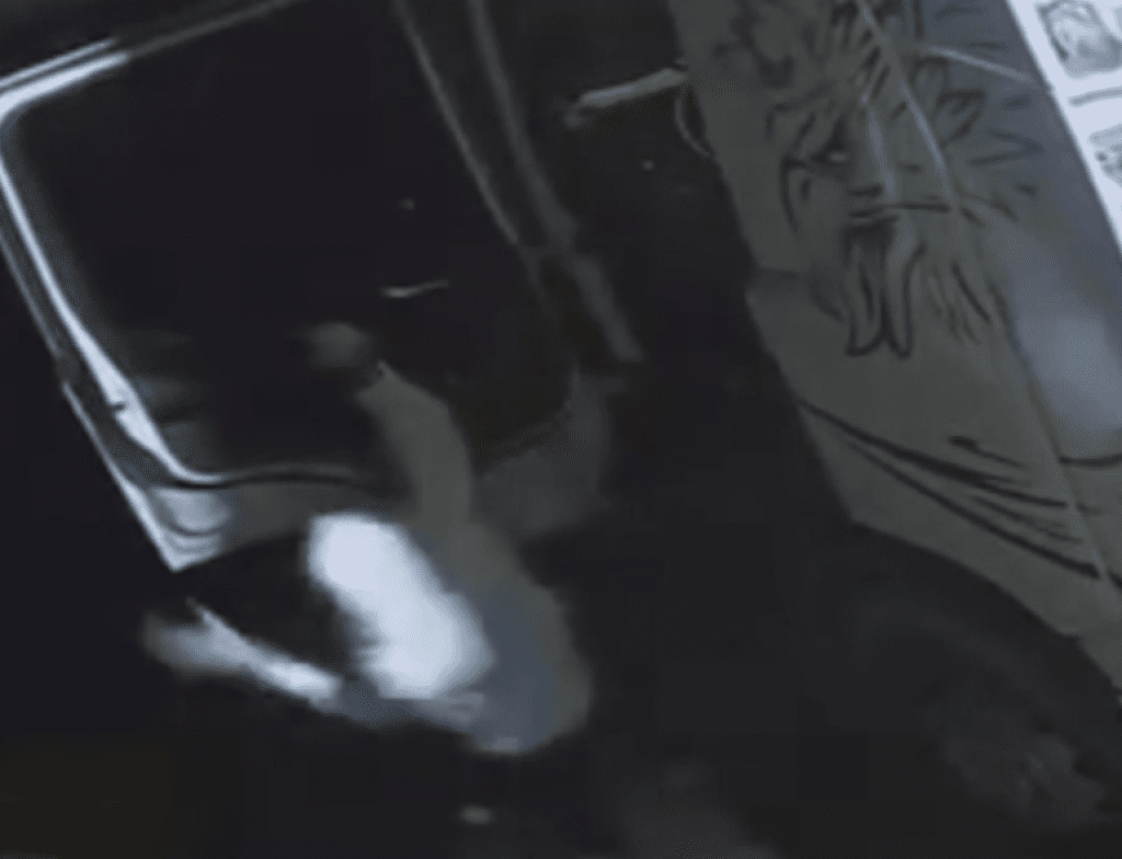 畫面全都錄!台中大甲帽T男闖入聯結車內行竊得手現金5萬元 警方追緝中 畫面全都錄!台中大甲帽T男闖入聯結車內行竊得手現金5萬元 警方追緝中