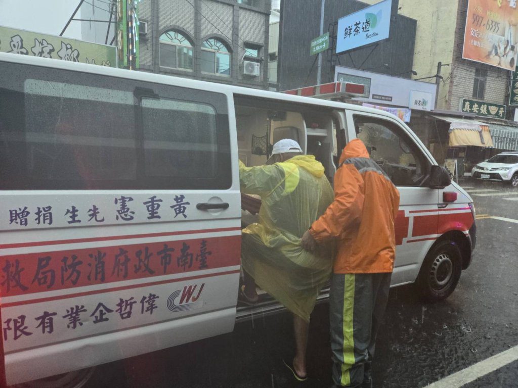 快訊/台南安定港口里突淹水！民眾受困送醫 消防出動橡皮艇急撤患者
