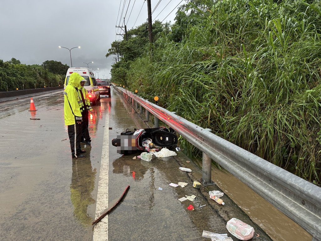 「車倒人不見? 」旗山民眾清晨驚見發動機車倒路邊　駕駛下落警消急尋