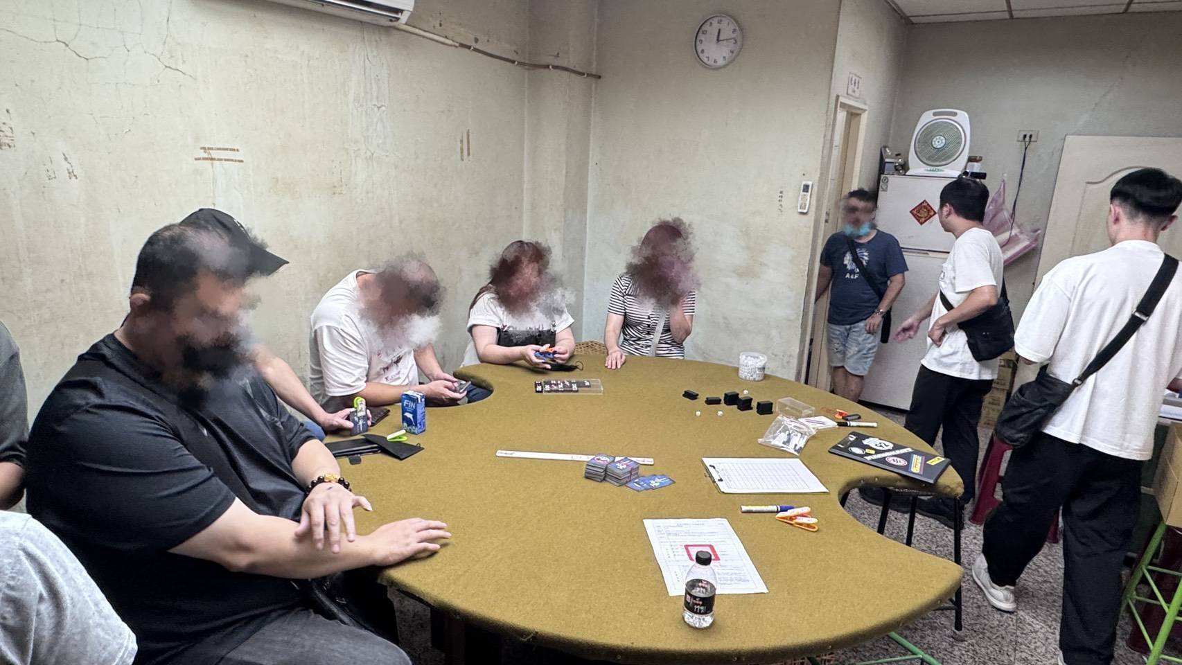 桃園警攻堅天九牌賭場逮24人 賭客竟異想天開「雪藏鈔票」躲查緝 桃園警攻堅天九牌賭場逮24人 賭客竟異想天開「雪藏鈔票」躲查緝