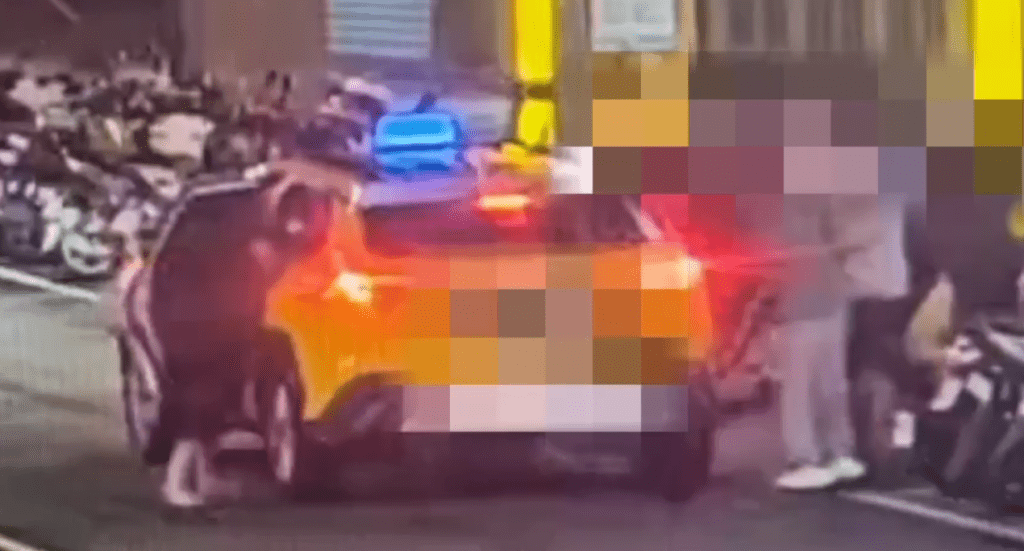 攬客擋住機車爆衝突！　北投計程車運將乘客與機車騎士街頭大亂鬥