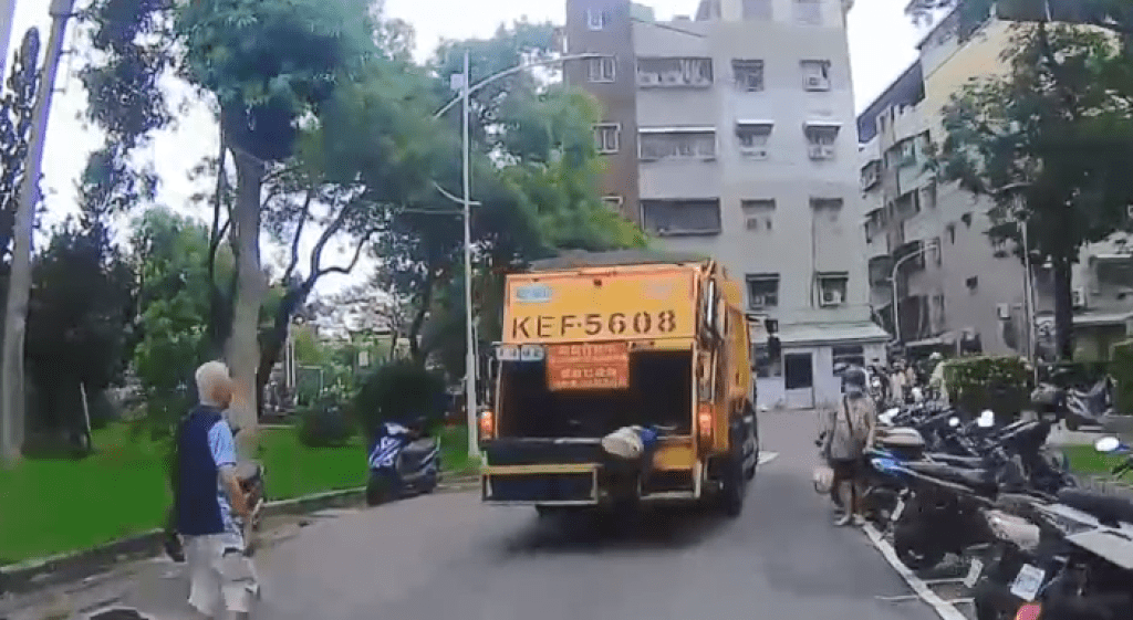 高雄楠梓區民眾怒控垃圾車司機「加速通過」 倒垃圾變「追逐戰」