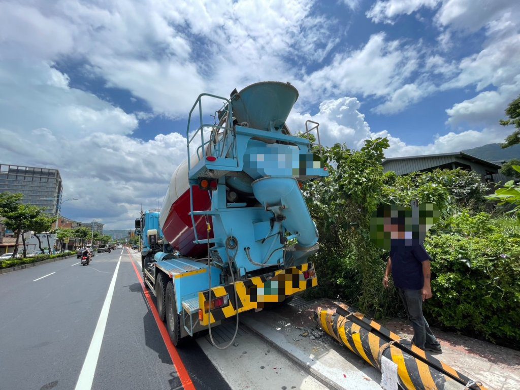 八里驚險車禍！水泥車自撞害燈桿倒塌 騎士煞不住猛撞送醫