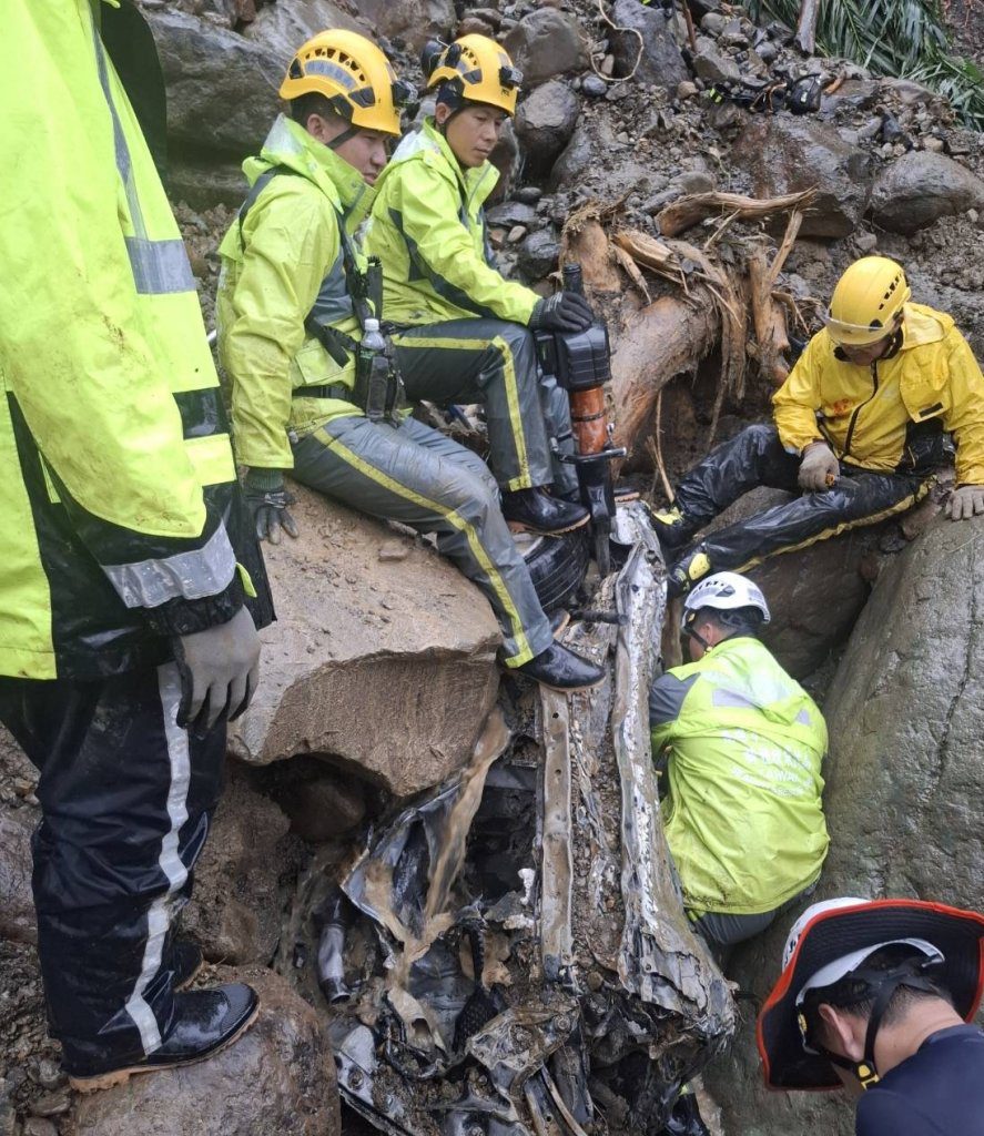 桃源一家五口墜谷搜救最新 疑發現事故車體遭土石壓住