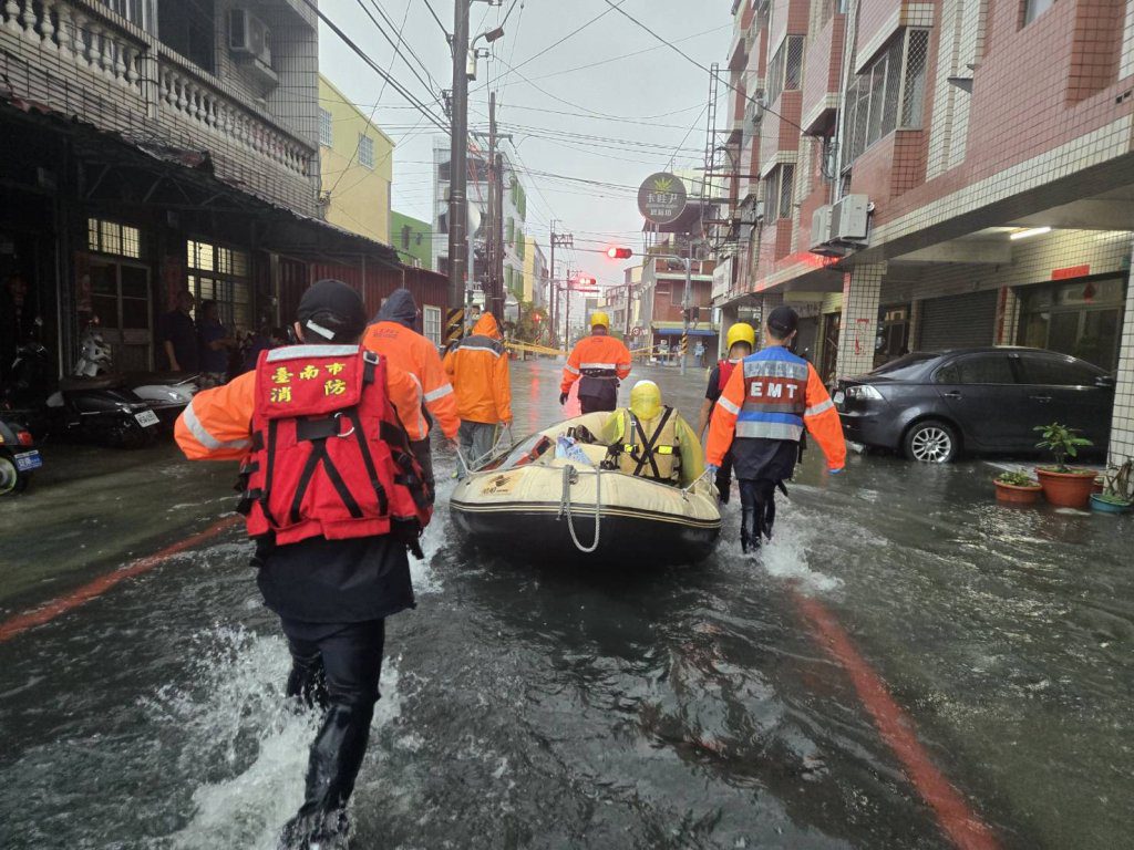 水淹到腿！台南安定雨炸300毫米　洗腎患者靠小艇撤離驚險送醫