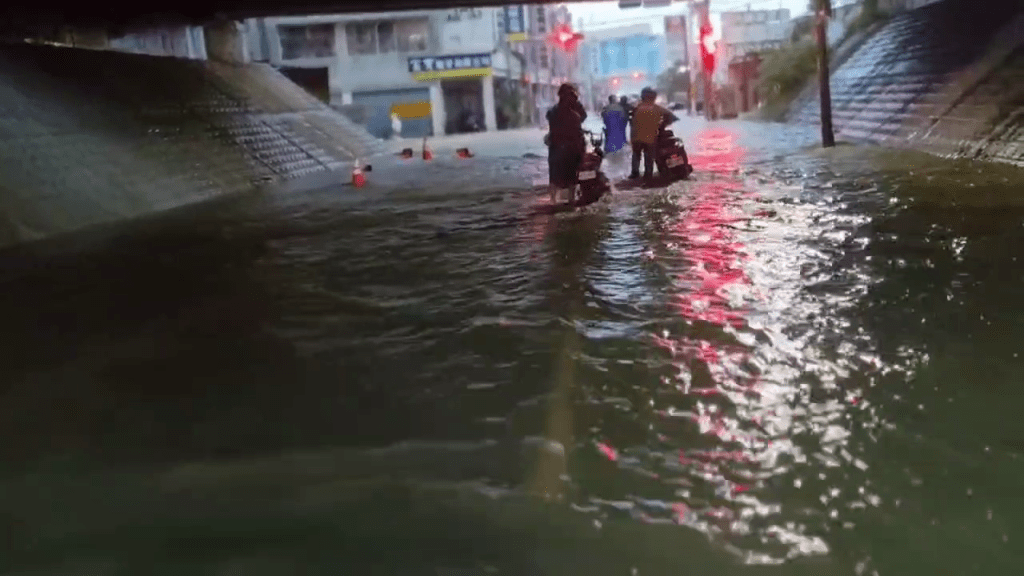 台南暴雨成災！多地區傳災情　崑科大機車泡水…民眾涉水逃離