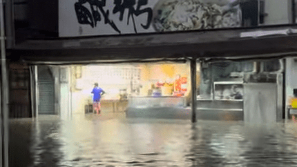 暴雨轟炸台南！小西門變「噴泉圓環」　連阿堂鹹粥都淹了