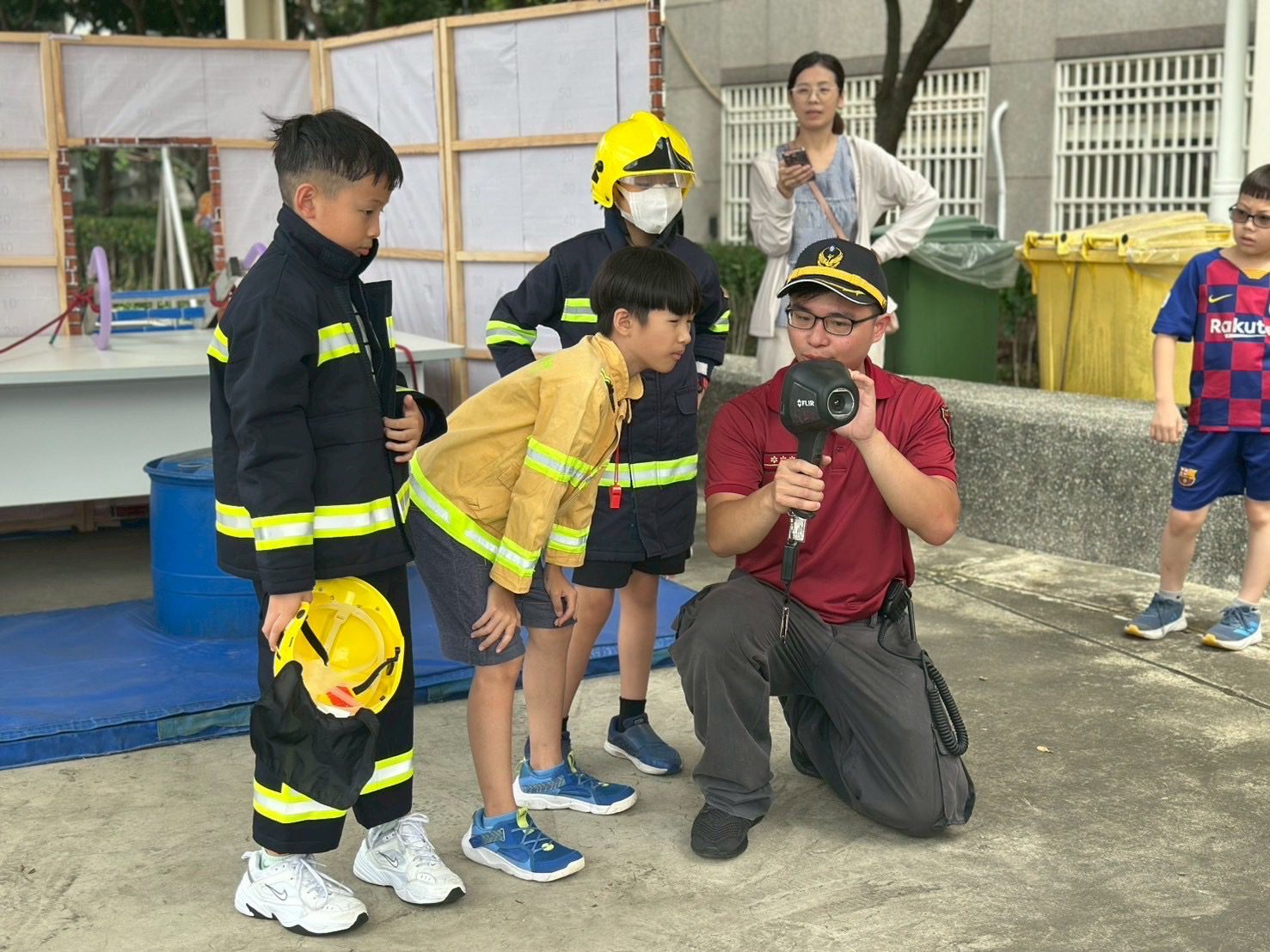 防災知識從小扎根!中路消防分隊帶學童闖關 親身體驗強化安全觀念 防災知識從小扎根!中路消防分隊帶學童闖關 親身體驗強化安全觀念