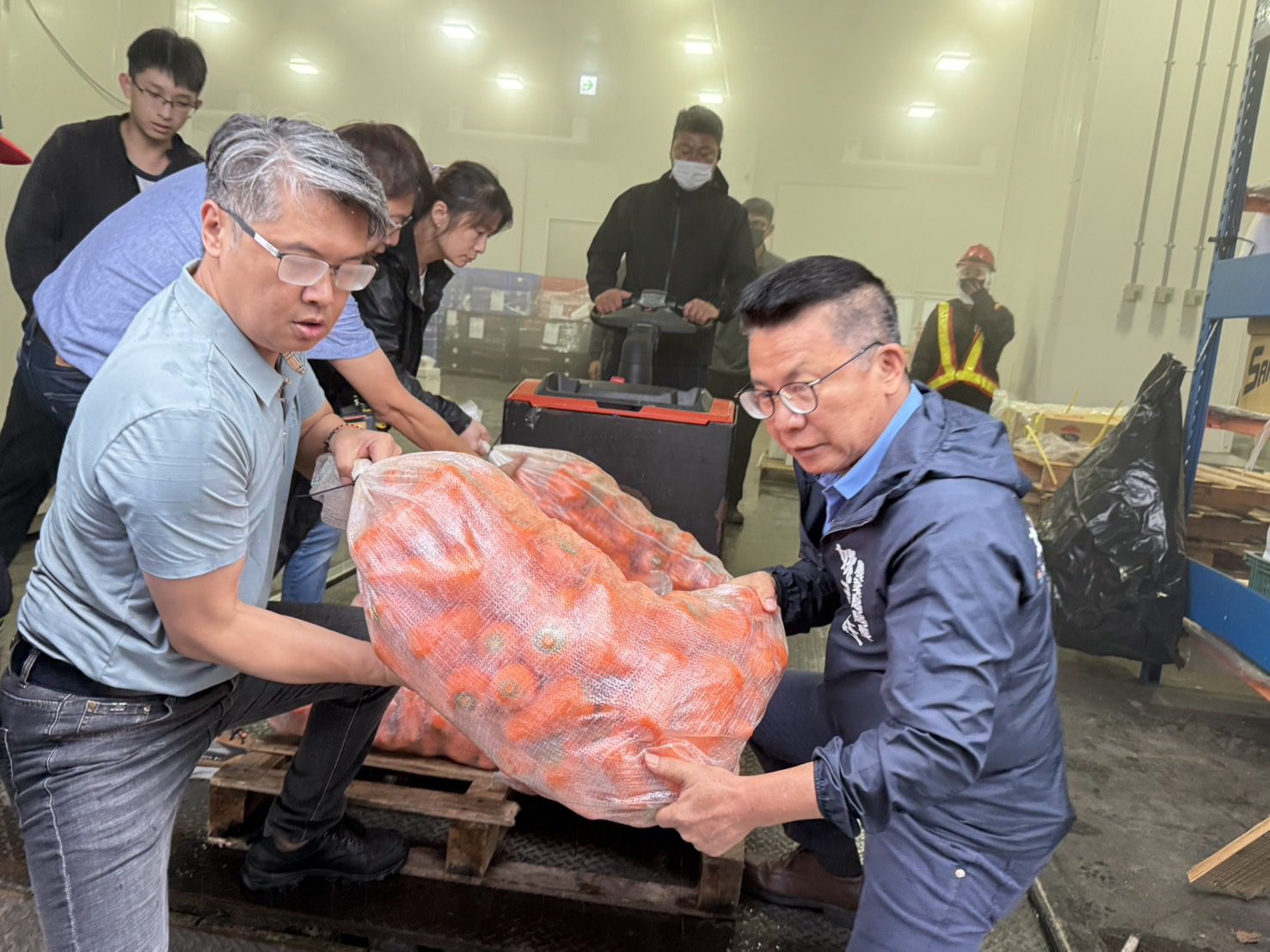 高市農業局調度物資 穿越風雨即刻送往山城