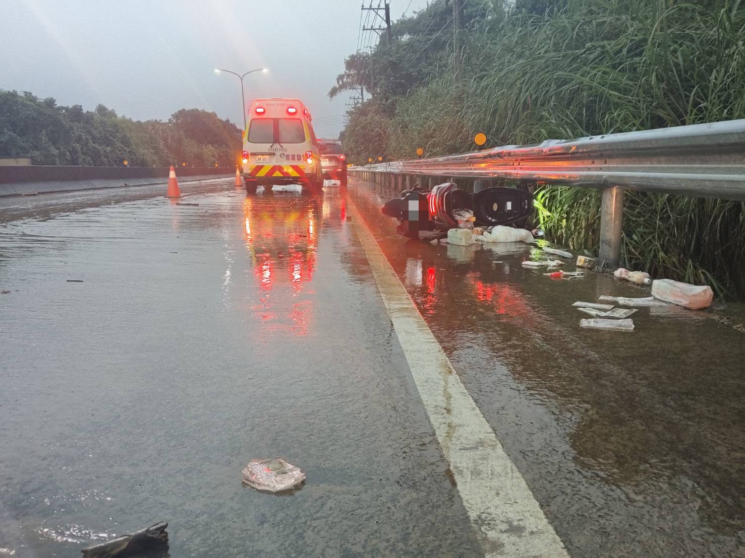 台29線清晨發現機車倒臥路旁   旗山警消聯手展開搜尋行動