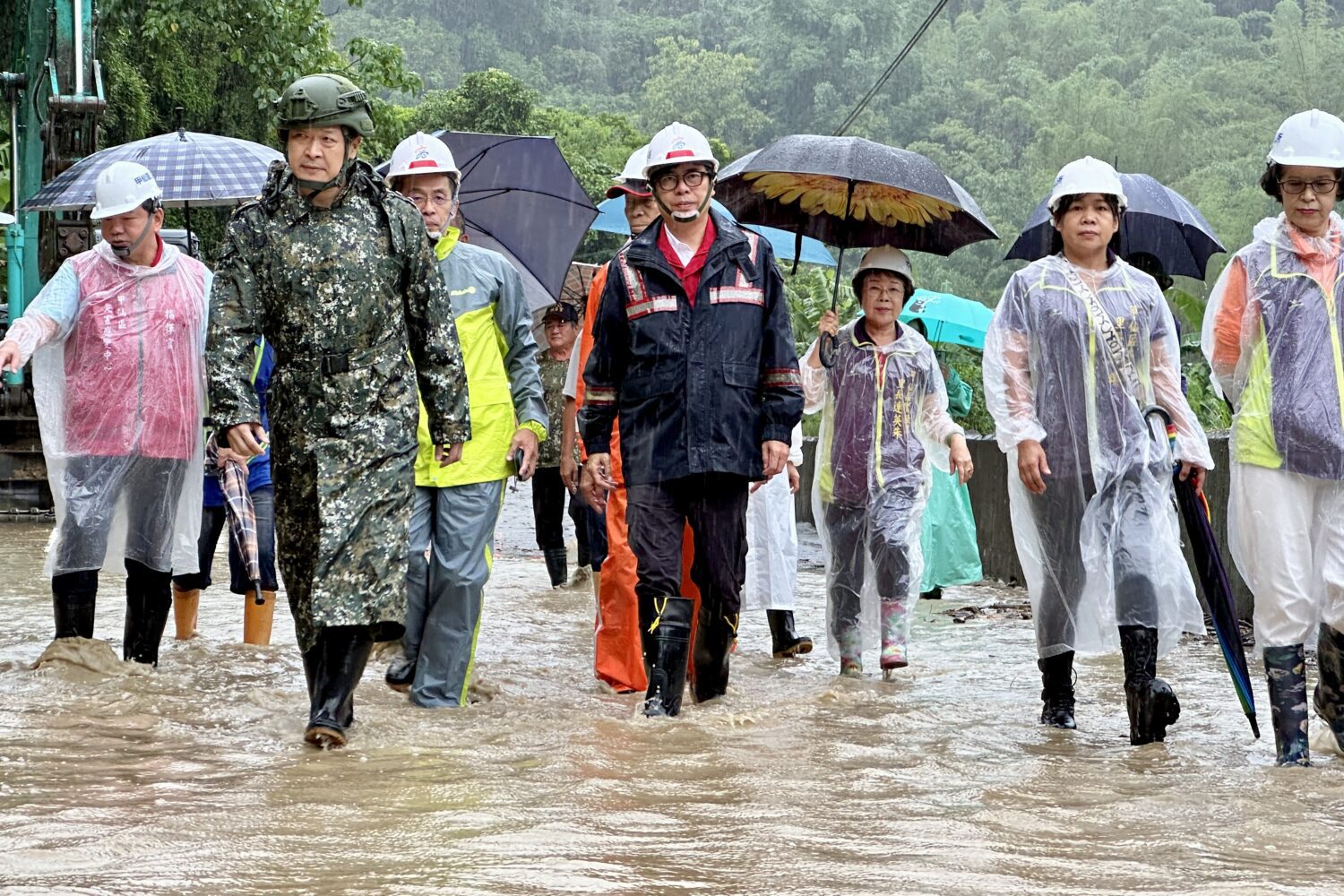 陳其邁視察高雄山區災情 親送物資慰問收容民眾