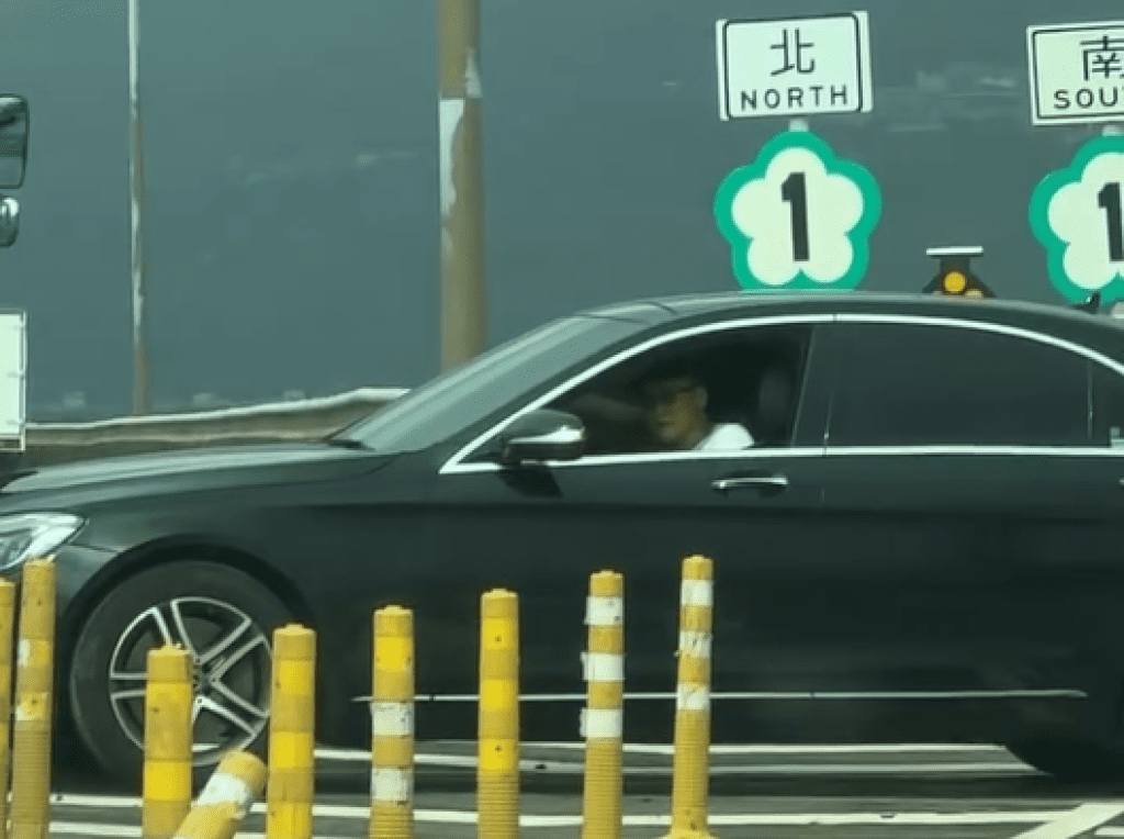 影／走錯交流道？賓士「南下迴轉到北上」　停槽化線、防撞桿間等空檔