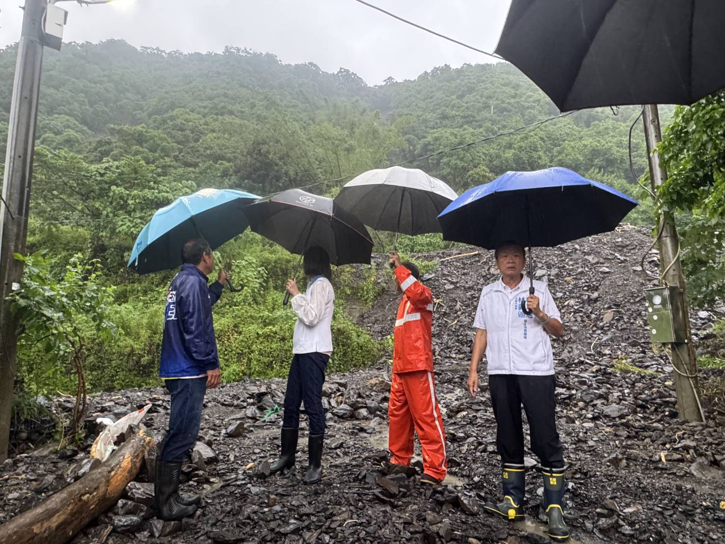 柯志恩委員至高雄山區關心受災民眾
