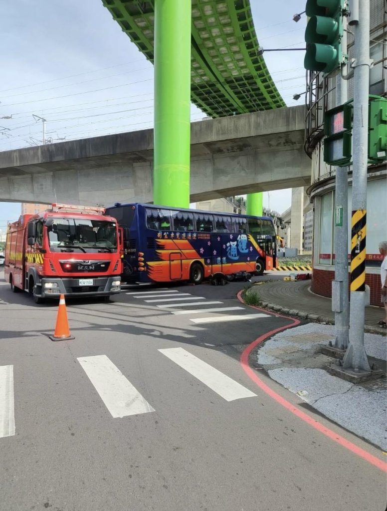 影／桃園死亡車禍！20歲女上班途中與遊覽車碰撞　家屬控司機倒車二次碾壓奪命