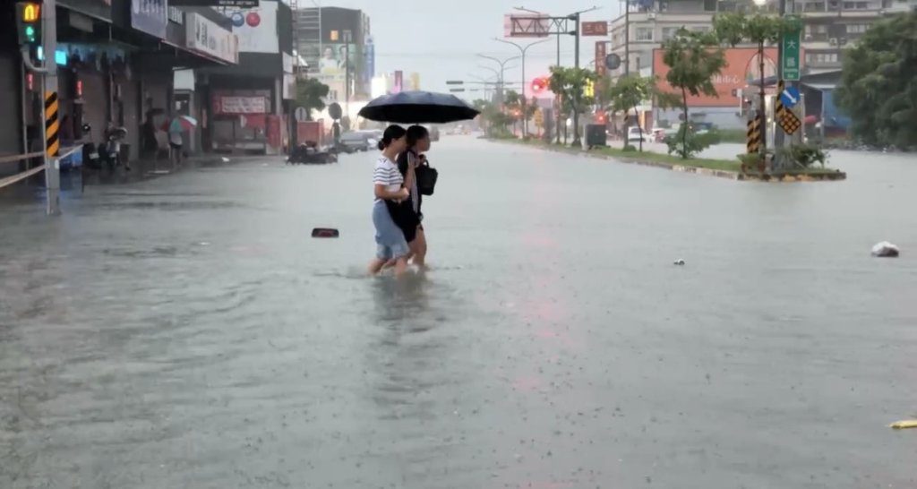 台南日雨量創「史上最猛紀錄」!7縣市雨量明恐達停班課標準 台南日雨量創「史上最猛紀錄」!7縣市雨量明恐達停班課標準