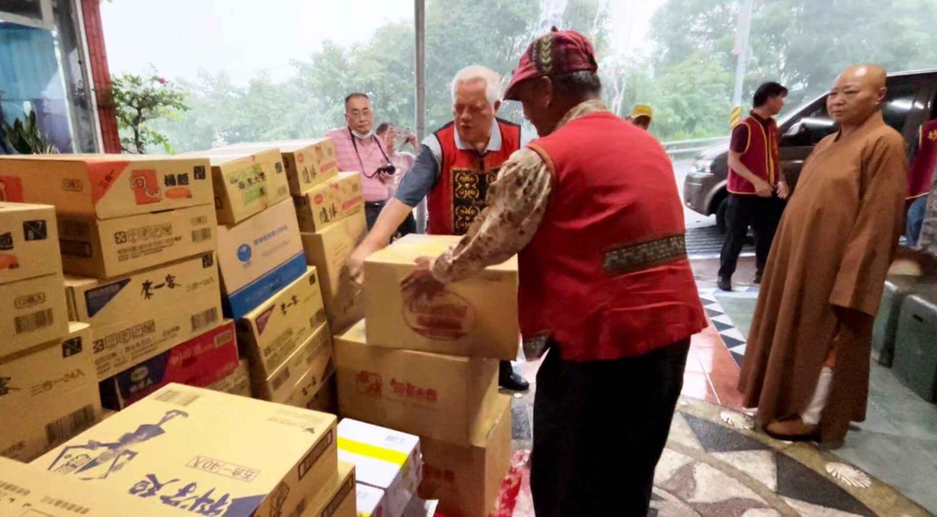 霧台大武豪雨路斷 屏縣佛教會釋見引捐物資 霧台大武豪雨路斷 屏縣佛教會釋見引捐物資