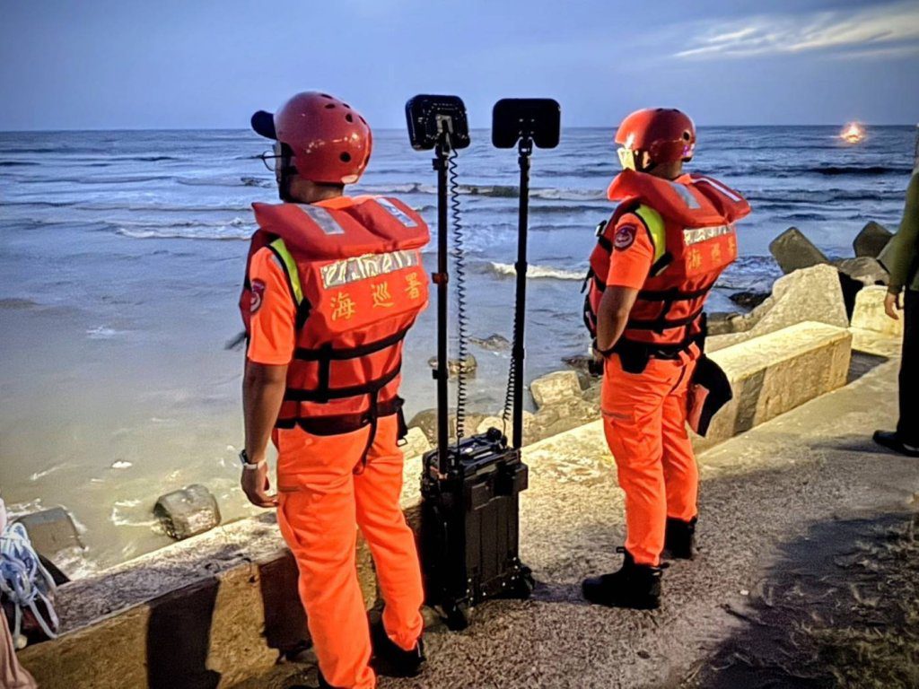 竹圍海水浴場兩名少年遭浪捲走 海巡消防隊員搜救中 竹圍海水浴場兩名少年遭浪捲走 海巡消防隊員搜救中