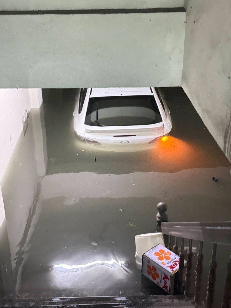 影／車庫變水庫！暴雨襲台南新市　地下停車場淹水「汽車滅頂」　