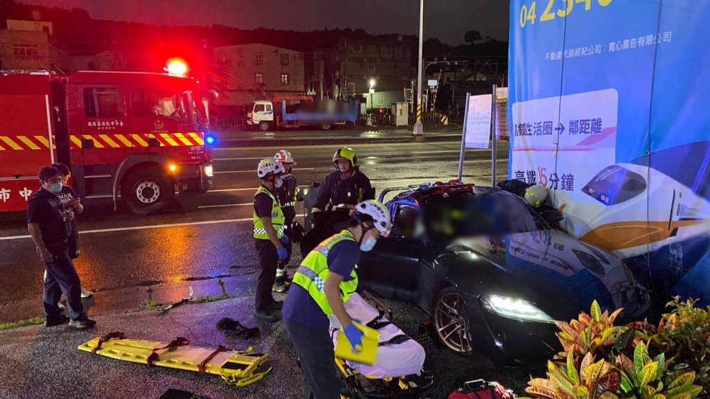 Toyota跑車自撞看板變電箱 駕駛稱肇事原因「想睡覺及天雨路滑」 Toyota跑車自撞看板變電箱 駕駛稱肇事原因「想睡覺及天雨路滑」