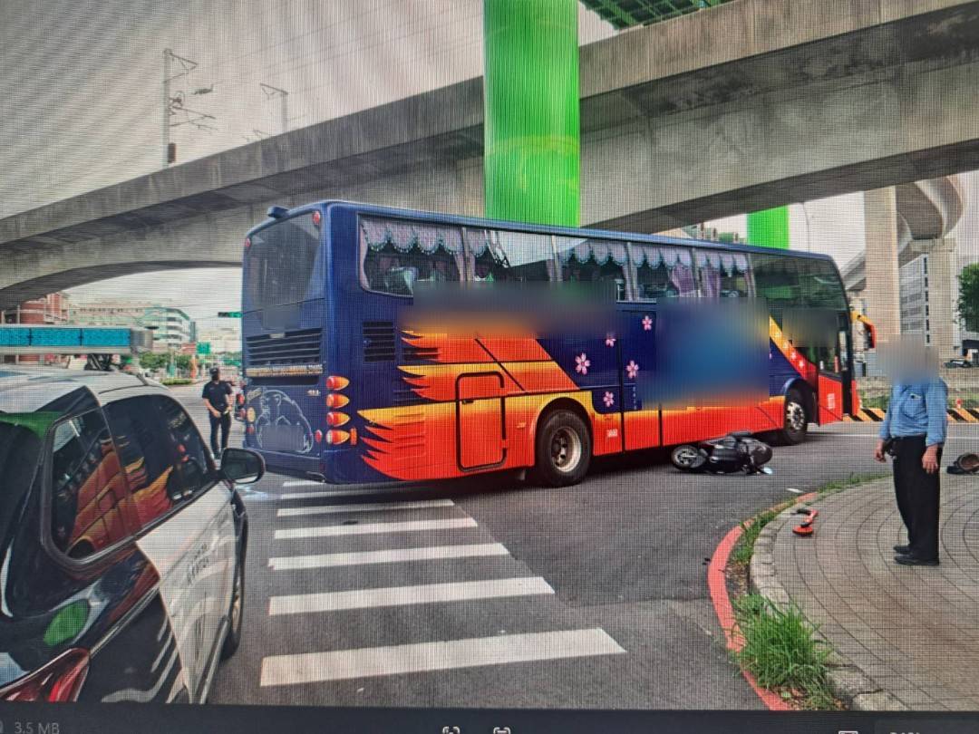 上班途中遇死劫！女騎士遭遊覽車撞擊送醫不治 家屬控司機不道歉也未上香