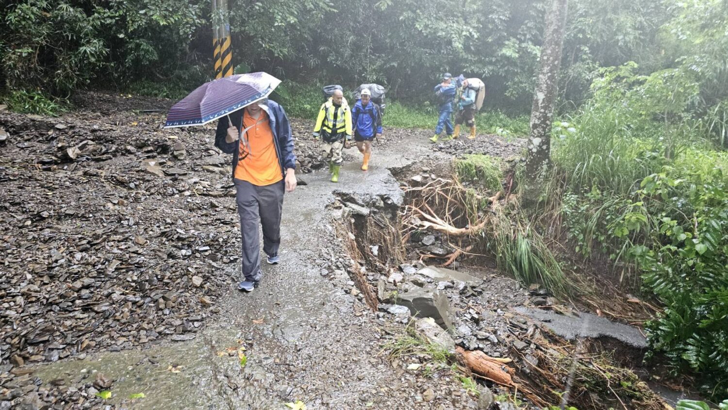 豪雨路斷　桃源衛生所長豪雨跋涉挺進北三里守護民眾健康