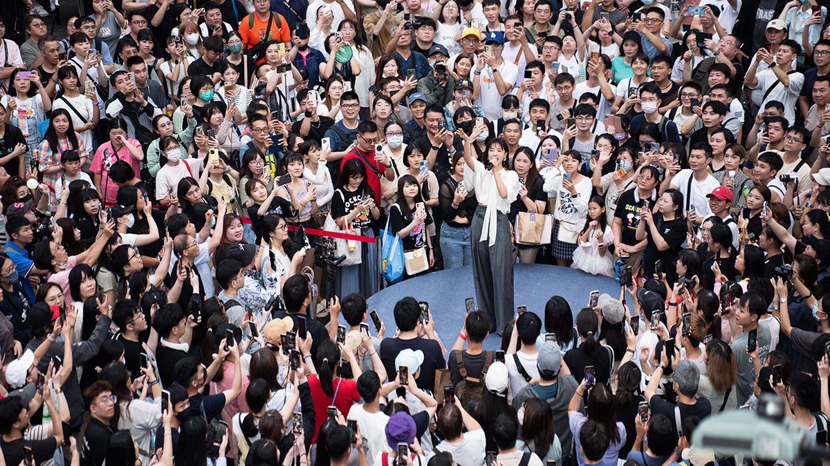 丁噹夜遊小巨蛋開唱前夕 簽票會親近歌迷氣氛熱烈 丁噹夜遊小巨蛋開唱前夕 簽票會親近歌迷氣氛熱烈