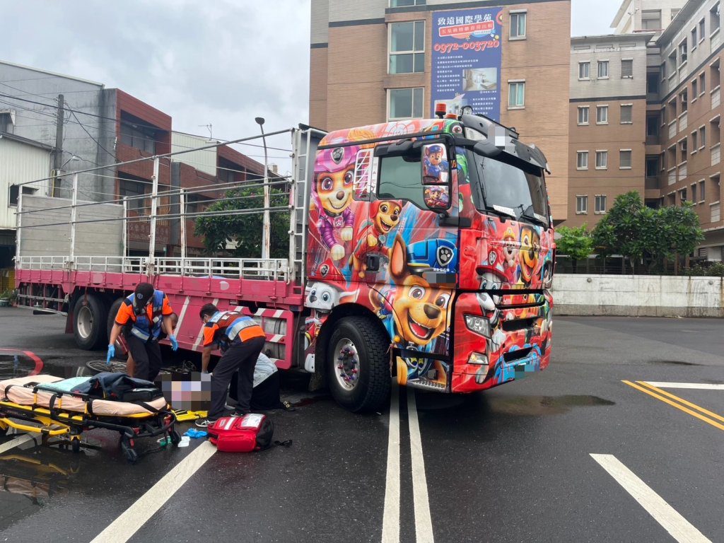 台南汪汪隊出事了！右轉碾8旬單車女　人捲車底送醫不治