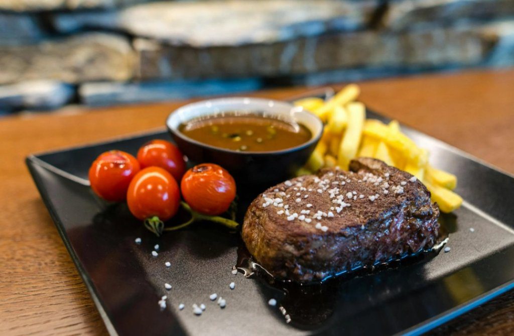 孫東寶、貴族世家被擠下！平價冠軍牛排是「它」：聲量爆高原因曝光