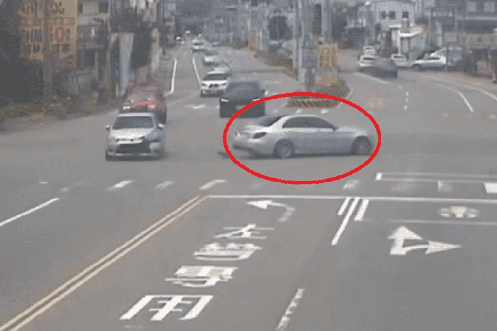 撞擊畫面曝光! 苗栗自小客車闖紅燈釀兩車碰撞 撞擊畫面曝光! 苗栗自小客車闖紅燈釀兩車碰撞