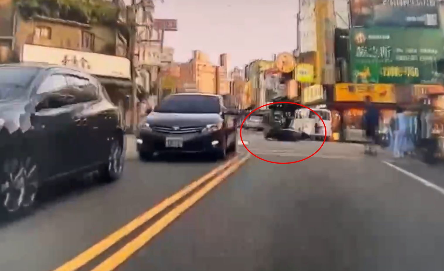 楊梅路口驚魂!女童穿越馬路慘遭騎士撞飛 雙雙倒地受傷 楊梅路口驚魂!女童穿越馬路慘遭騎士撞飛 雙雙倒地受傷