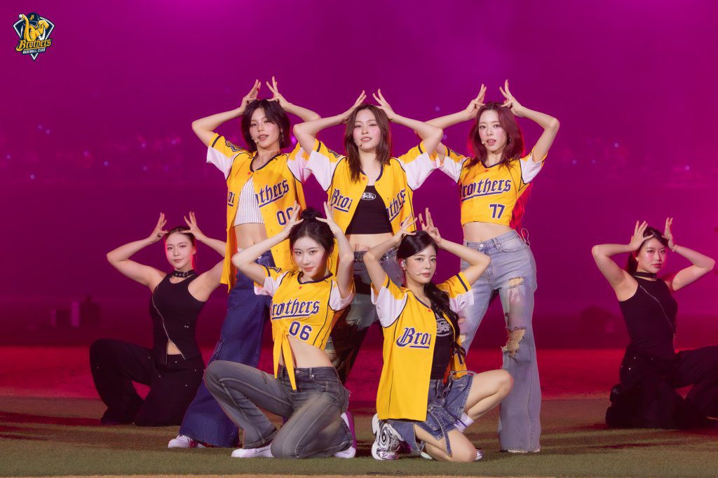 ITZY首登大巨蛋球迷熱情氣氛沸騰!戴佩妮、張棟樑獻唱 ITZY首登大巨蛋球迷熱情氣氛沸騰!戴佩妮、張棟樑獻唱