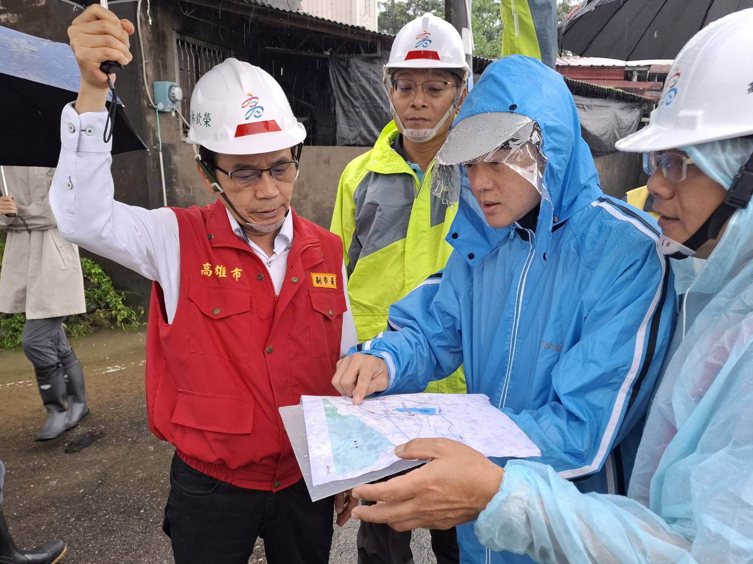 美濃多處列入土石流警戒 林欽榮副市長赴公所與災區關懷視察 美濃多處列入土石流警戒 林欽榮副市長赴公所與災區關懷視察