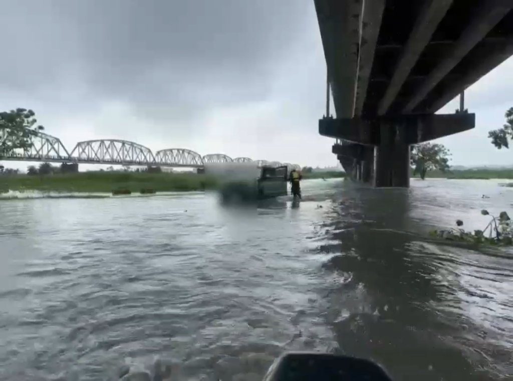 人車受困高屏大橋! 消防以橡皮艇急救援 駕駛脫困後「堅持不送醫」