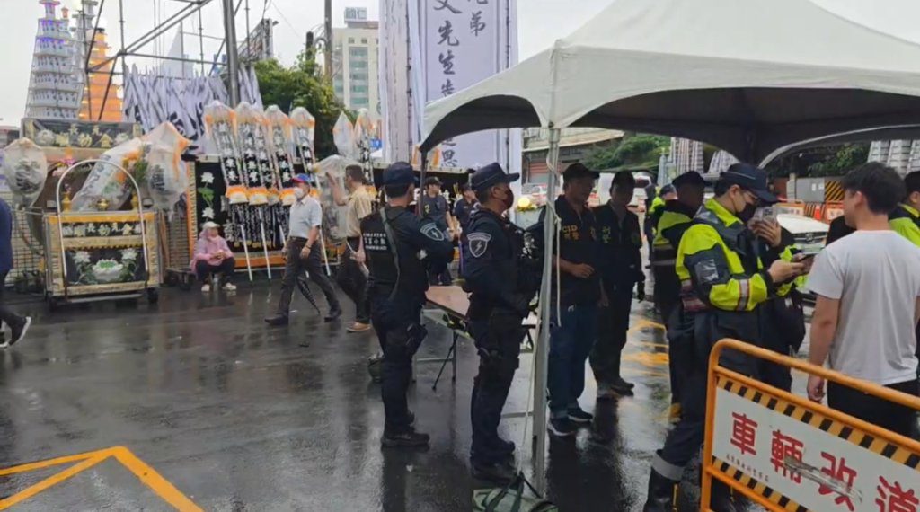 屏東地方知名人物沈宏文辭世 告別式排場大! 警荷槍實彈逮3通緝犯