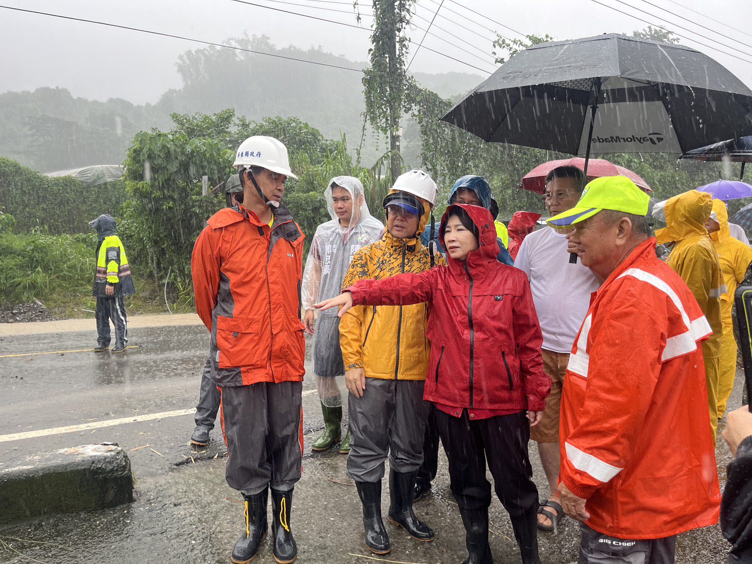 屏東縣長周春米爭取橋梁重建與收容中心優化 卓揆允諾全力支持 屏東縣長周春米爭取橋梁重建與收容中心優化 卓揆允諾全力支持